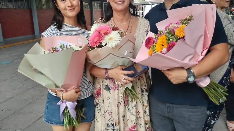 Norita y Héctor Ramón acompañaron a su mamá en este momento.